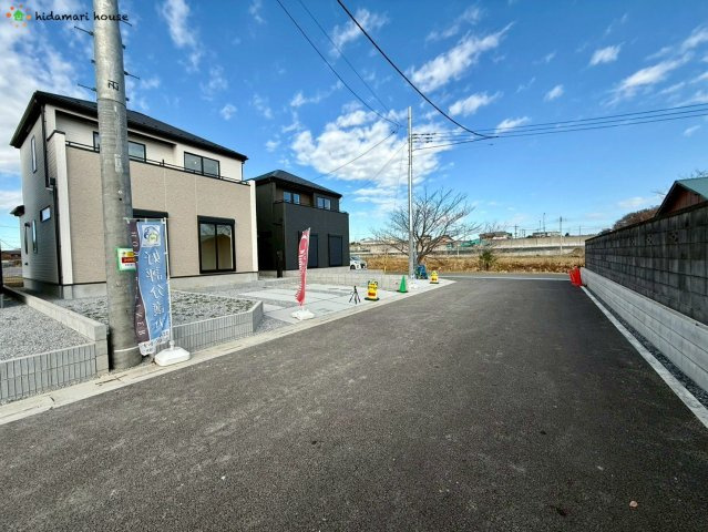 見沼区深作11期　新築戸建　グラファーレ02の前面道路含む現地写真