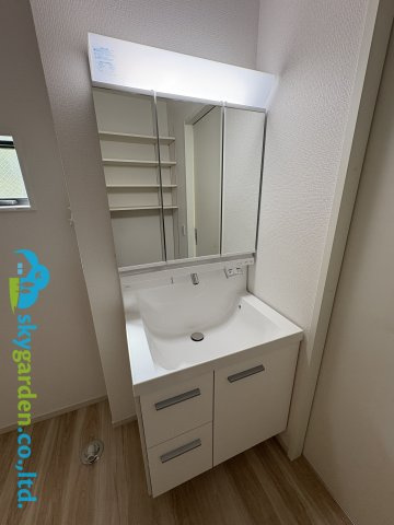 茅ヶ崎市東海岸南2期　新築戸建　全2棟1号棟の独立洗面台|独立洗面台、朝の身支度には欠かせません