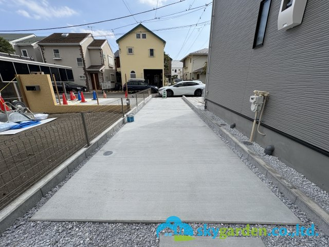 茅ヶ崎市東海岸南2期　新築戸建　全2棟1号棟の駐車場|車種により２台駐車可能