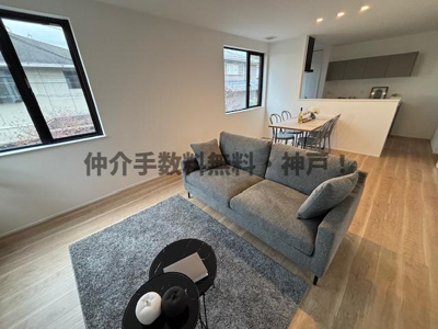 【居間・リビング】 | 神戸市垂水区小束山2丁目　新築戸建1号地　仲介手数料無料！ | こちらの居間で趣味の時間をお楽しみください