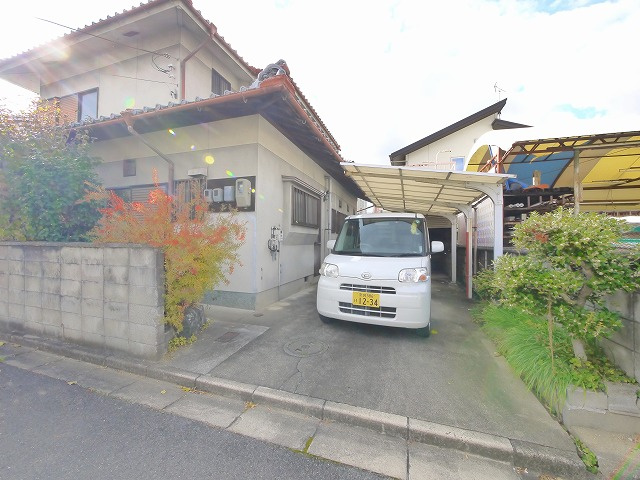外山一戸建の駐車場|駐車場に車を止められます