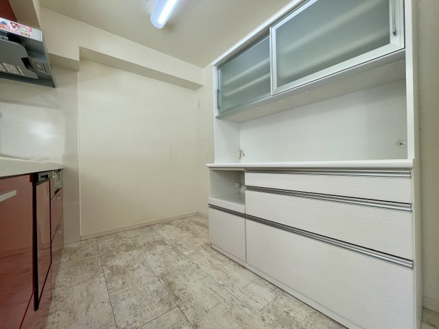 コアマンション女子大通りのキッチン|食器棚の横には大きめの冷蔵庫も設置可能です。