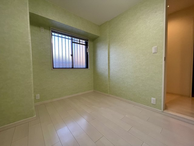 コアマンション女子大通りの洋室|緑色の壁紙が部屋にぬくもりを感じさせてくれる洋室です。収納もあります。