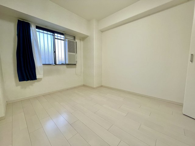 コアマンション女子大通りの洋室|洋室は２部屋あります。こちらのお部屋にも収納があります。