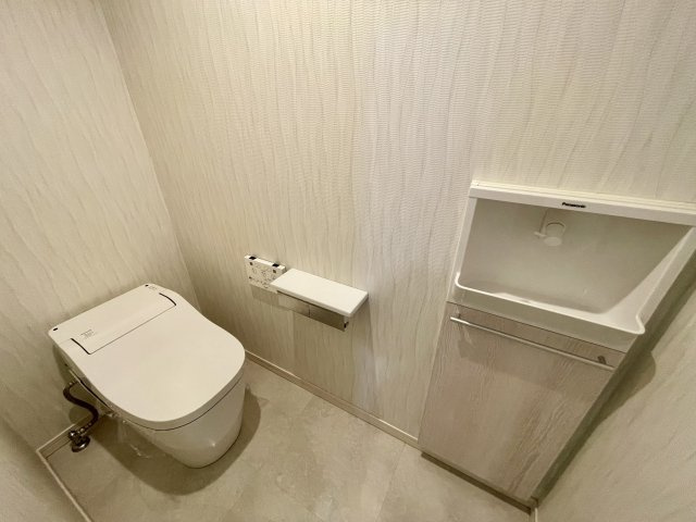 コアマンション女子大通りのトイレ|温水洗浄便座のトイレも清掃済みです。