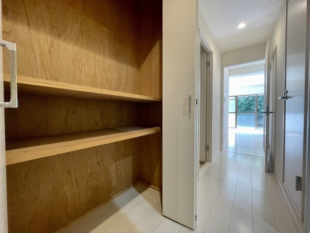 コアマンション女子大通りの収納|廊下にも収納があります。