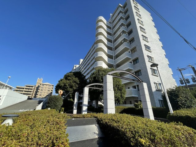 コアマンション女子大通りの外観|総戸数141戸の大型マンション　収納力が魅力の庭付きのお部屋　駐車場平置き1台