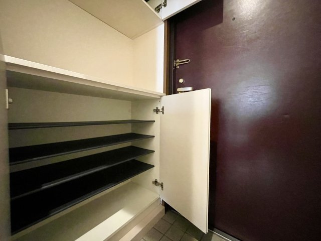 コアマンション女子大通りの玄関|下足箱も十分な収納力があります。
