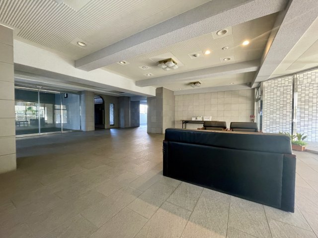 コアマンション女子大通りのその他共用部分|来客が来ても安心なロビーも綺麗な状態を維持しています。