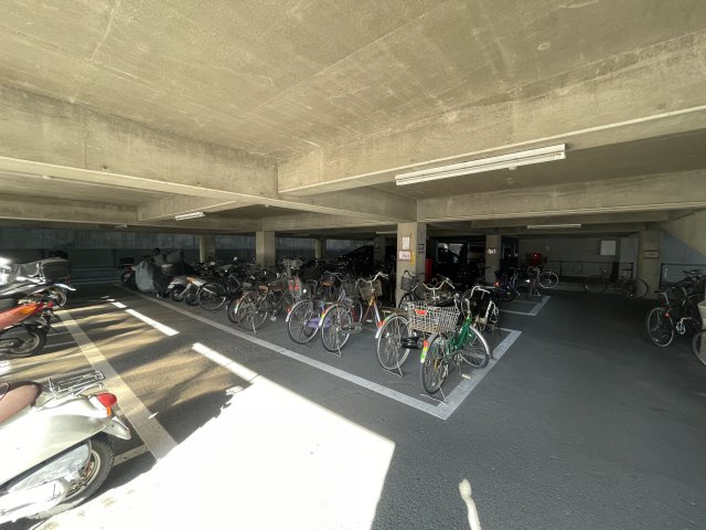 コアマンション女子大通りの駐車場|駐車場は平置きになります。駐輪場もバイク置き場もございます。