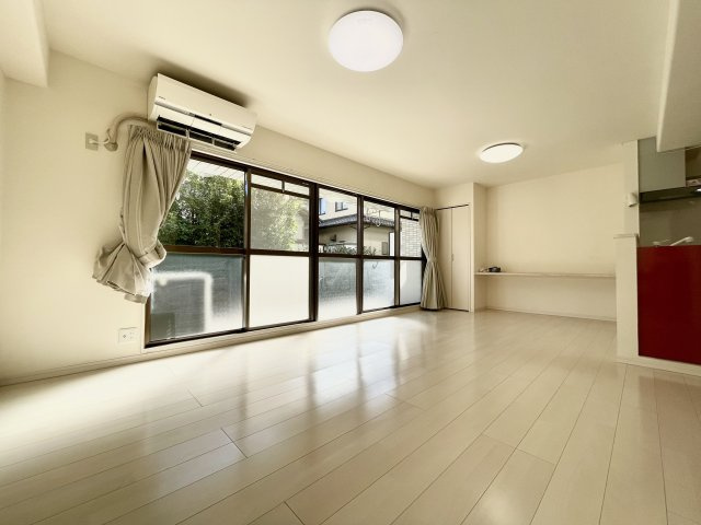 コアマンション女子大通りの居間・リビング|南東向きのお部屋です。白色の床が部屋全体を明るい印象にしてくれます。