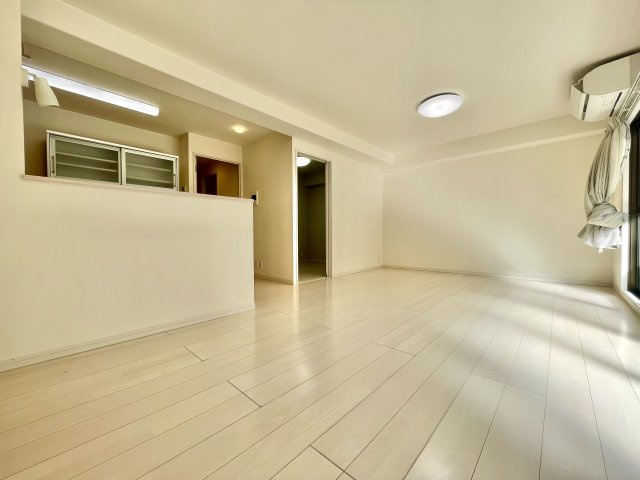 コアマンション女子大通りの居間・リビング|家具のレイアウトが楽しめる人気のワイドリビングです。