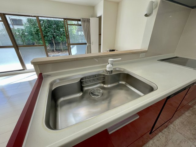 コアマンション女子大通りのキッチン|お庭を見ながら料理ができるオープンキッチンです。