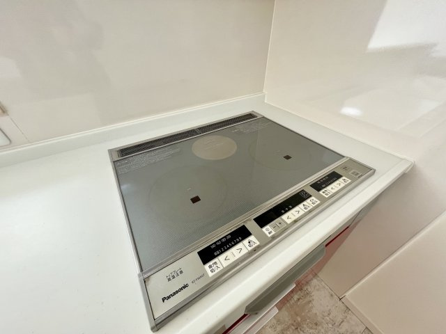 コアマンション女子大通りのキッチン|３口のIHコンロを採用。火の消し忘れも心配ないので安心して料理ができます。