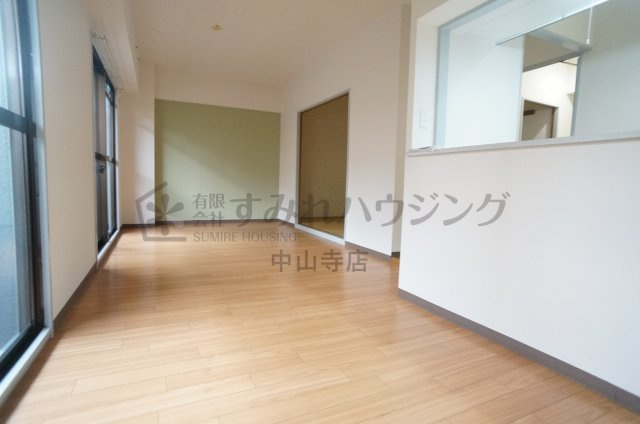 REIWA宝塚の居間・リビング|参考、同建物・同間取りの号室