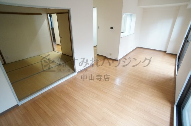 REIWA宝塚の居間・リビング|参考、同建物・同間取りの号室