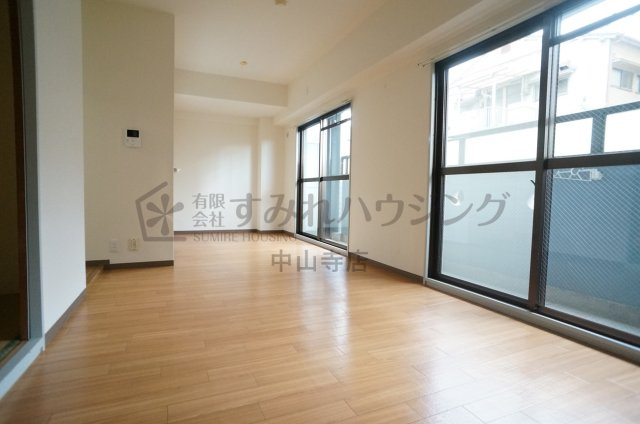 REIWA宝塚の居間・リビング|参考、同建物・同間取りの号室