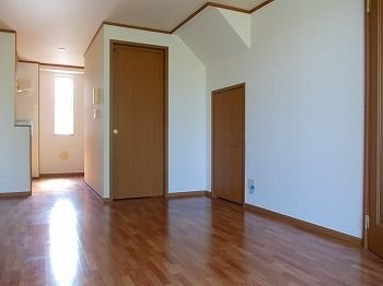 【居間・リビング】 | サニーハートＢ | こちらのリビングで趣味の時間をお楽しみください