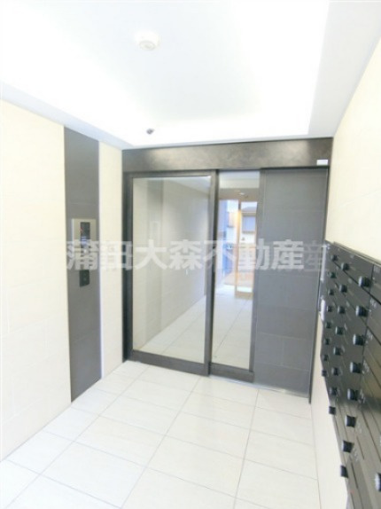 アトリオフラッツ羽田のエントランス|防犯カメラTVモニター付オートロック宅配BOXメールBOX　エントランス　