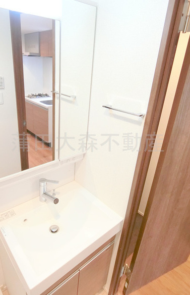 アトリオフラッツ羽田の洗面所|独立洗面台　洗面脱衣所　棚付きの洗濯機置き場