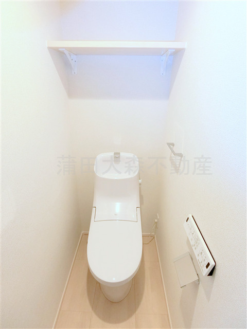 アトリオフラッツ羽田のトイレ|棚と温水洗浄便座付きのトイレ