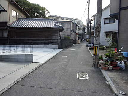 広島市南区北大河町　新築一戸建ての前面道路含む現地写真