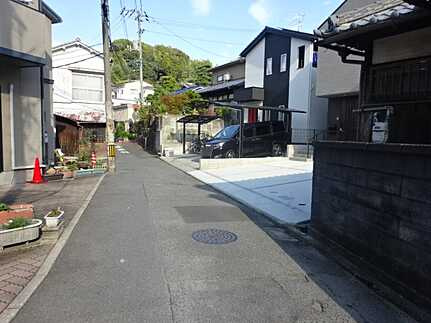 広島市南区北大河町　新築一戸建ての前面道路含む現地写真