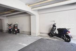 【駐車場】 | バイク置き場。空き区画の有無や駐輪料金、サイズおよび排気量規定などについては、改めてお問い合わせください。～即日のご見学可能～　お問合せはお気軽にどうぞ。