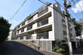 【外観】 | 手入れの行き届いた外壁やエントランスなど、「見ればわかる」レベルで清潔感を保ったマンションです。築年数を感じさせない姿で皆様をお出迎えします。～即日のご見学可能～　お問合せはお気軽にどうぞ。