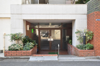 【エントランス】 | お客様を、そして住人を出迎えてくれるマンションのエントランス。ゴミが落ちていないことからも、管理状態の良さや住民の節度の高さが見て取れます。～即日のご見学可能～　お問合せはお気軽にどうぞ。