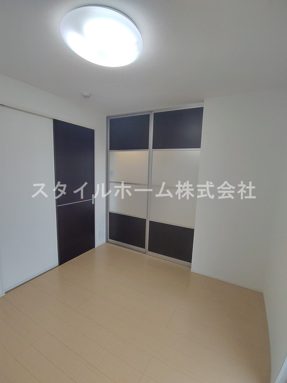 プール・トゥジュールの洋室|別部屋写真です。