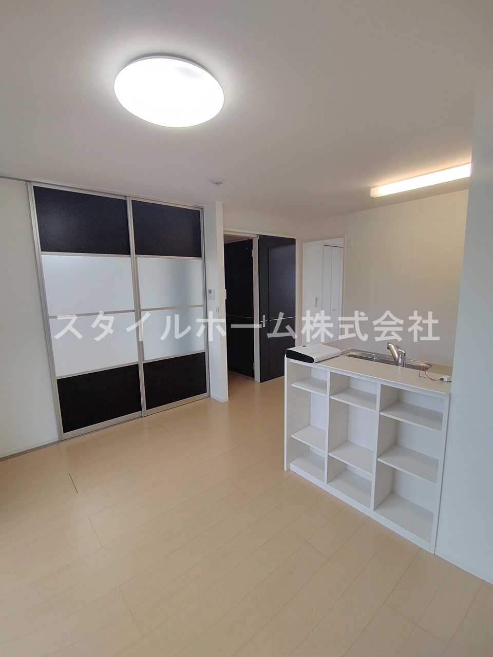 プール・トゥジュールの居間・リビング|別部屋写真です。