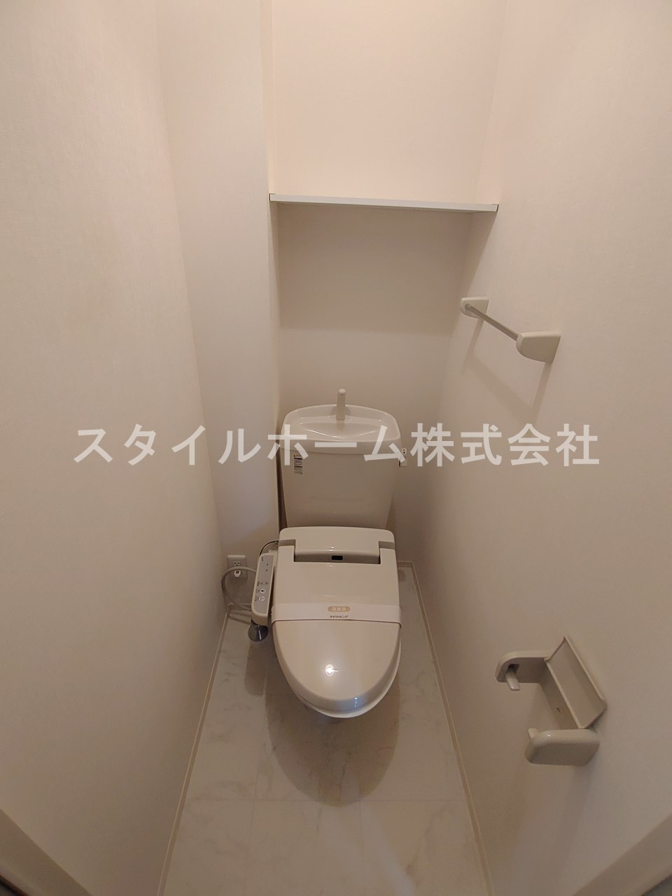 プール・トゥジュールのトイレ|別部屋写真です。