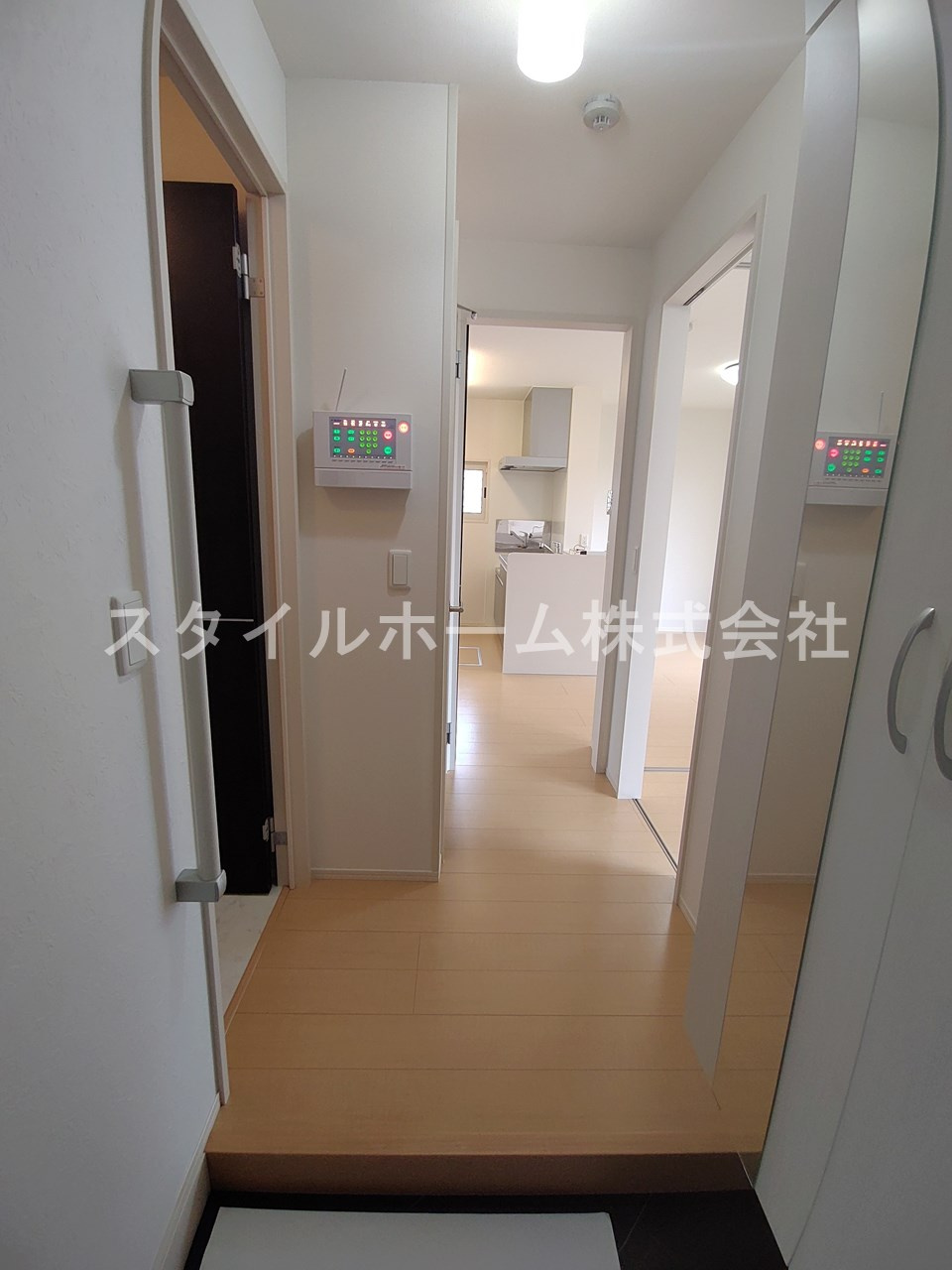 プール・トゥジュールの玄関|別部屋写真です。