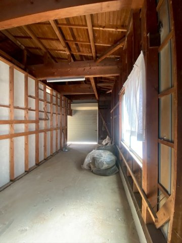 東松山市東平中古戸建　～車庫あり～駐車2台可～室内状態良好！の駐車場