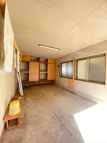 東松山市東平中古戸建　～車庫あり～駐車2台可～室内状態良好！の駐車場