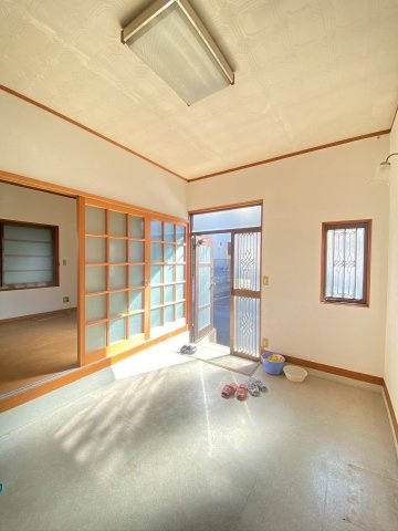 東松山市東平中古戸建　～車庫あり～駐車2台可～室内状態良好！の玄関