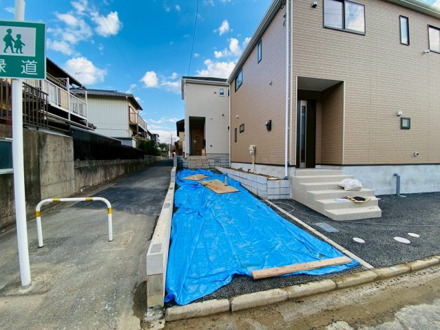 玉造第１１　２号棟の前面道路含む現地写真