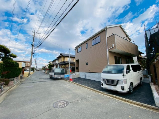 玉造第１１　１号棟の前面道路含む現地写真