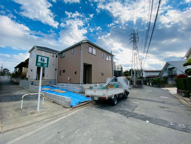 玉造第１１　１号棟の前面道路含む現地写真