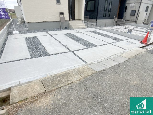 加東市多井田　第3期　新築一戸建ての駐車場|並列３台駐車可能！ゆとりの駐車スペースで車庫入れもスムーズ！
