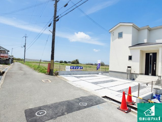 加東市多井田　第3期　新築一戸建ての前面道路含む現地写真|周辺は閑静な住宅街！前面道路広々で車の出し入れも便利です。駐車が苦手な方でも安心して車庫入れできます！
