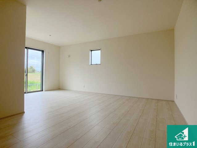 加東市多井田　第3期　新築一戸建ての居間・リビング|日当たり良好の明るいリビングで朝の目覚めもスッキリできそう！対面キッチンでご家族のコミュニケーションも自然と増える設計！小さなお子様が遊ぶスペースを作っても広々とくつろげるLDK！