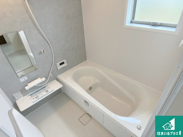 加東市多井田　第3期　新築一戸建ての浴室|足をゆったり伸ばして寛げる浴槽です。窓が設けられていますので差し込む光が明るく穏やかな雰囲気にしてくれます♪浴室乾燥機も設置しているので、雨の日の洗濯物も安心です♪