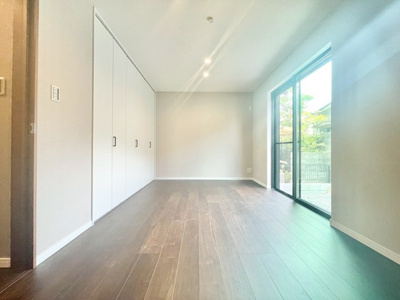 【寝室】 | 【弊社売主物件】南野2丁目 新築戸建 | サイトに掲載されていない箇所の写真、撮影してお届けさせて頂きます！気になる物件で、見たい部分の画像が無い場合は、弊社スタッフまでご連絡下さいませ。お客様の気になる箇所を、カメラにて撮影して参ります！