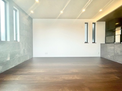 【居間・リビング】 | 【弊社売主物件】南野2丁目 新築戸建 | エイブルだけの嬉しいサービス、ご用意しております。詳細は、お気軽に当社までお問合せ下さいませ！