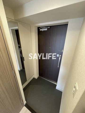 プレサンスOSAKA東中本エシデルの玄関