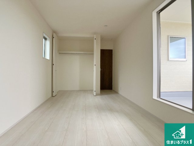 加東市多井田　第3期　新築一戸建ての洋室|寝室は心地よい眠りについてもらいたくて、シンプルかつ開放的な空間な設計にしています！大きな窓から差し込む日が心地いいです♪