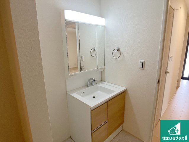 加東市多井田　第3期　新築一戸建ての独立洗面台|清潔感のある洗面台です。フラットな鏡は掃除がしやすく毎日清潔！鏡裏には収納があるのでスッキリとした洗面台が保てます。