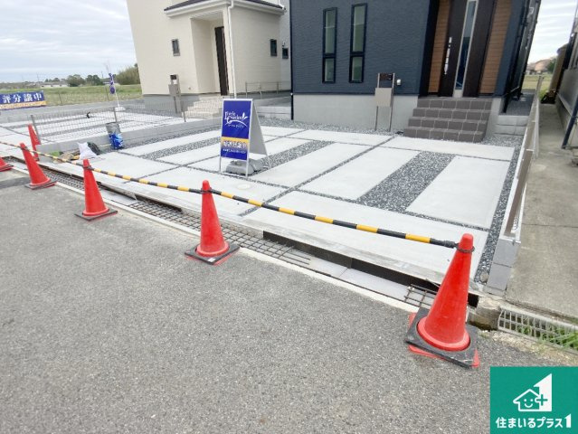 加東市多井田　第3期　新築一戸建ての駐車場|並列３台駐車可能！ゆとりの駐車スペースで車庫入れもスムーズ！

